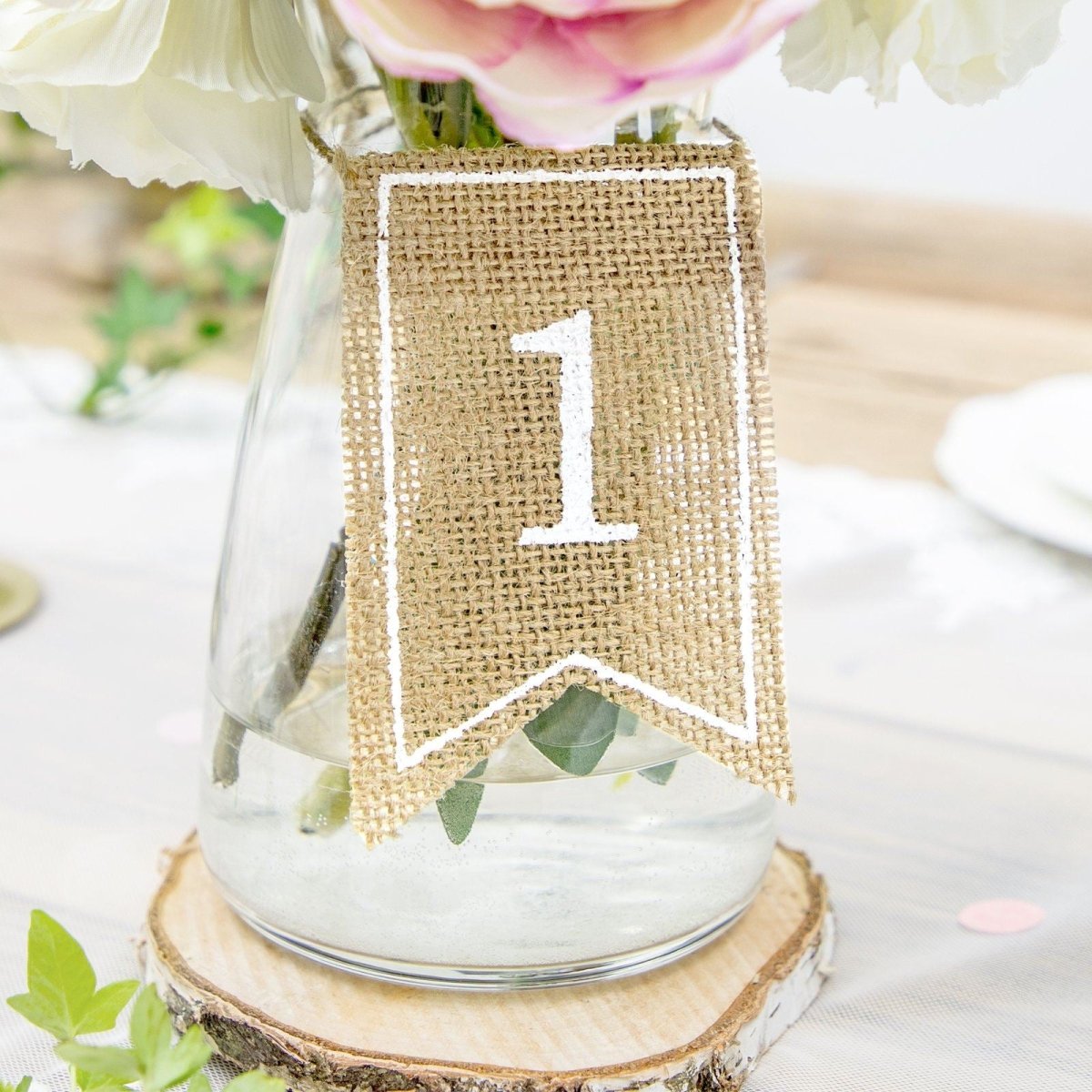 1-20 Jute Hessian Table Number Flags Bannere | Vintage bryllupsbordnumre tags | Rustikke bryllupsdekorationer - Image 3